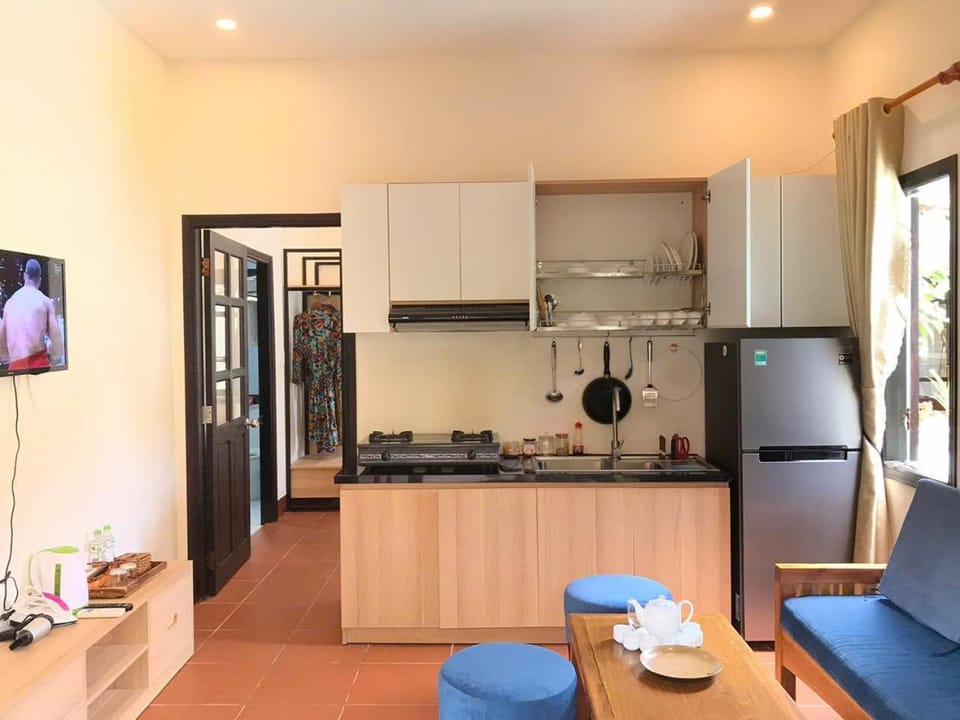 TV and multimedia, Kitchen or kitchenette, Living room, Seating area, Dining area, stove
