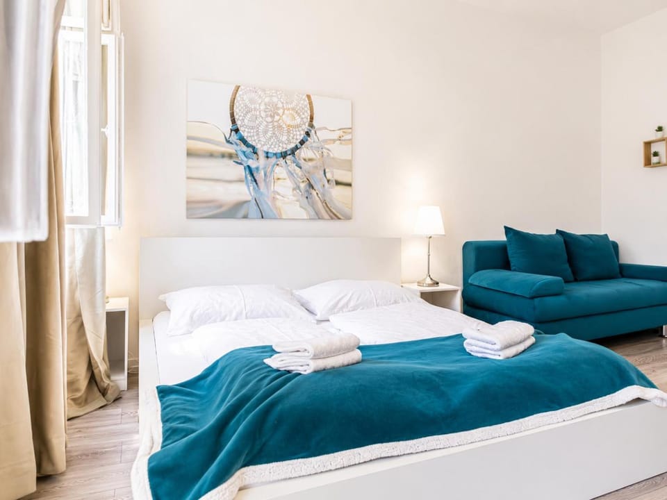 Bed, Seating area, Bedroom, towels