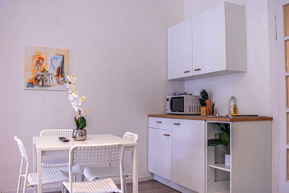 Coffee/tea facilities, Kitchen or kitchenette, Dining area, pet friendly, stove