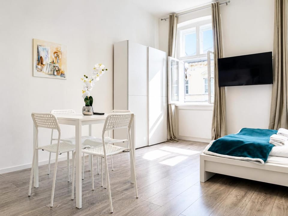 Property building, Bed, TV and multimedia, Living room, Seating area, Dining area, Bedroom, towels