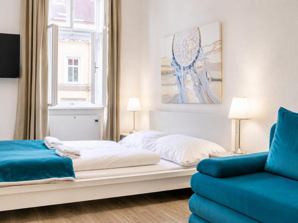 Bed, TV and multimedia, Seating area, Bedroom