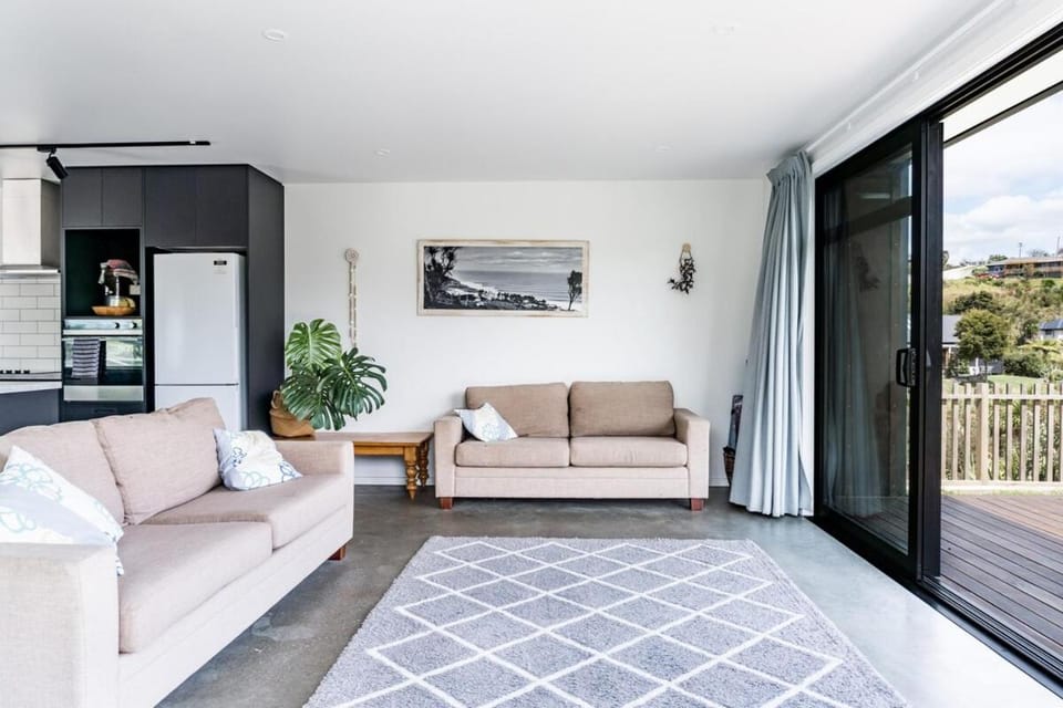 Walnut House and Studio House in Raglan
