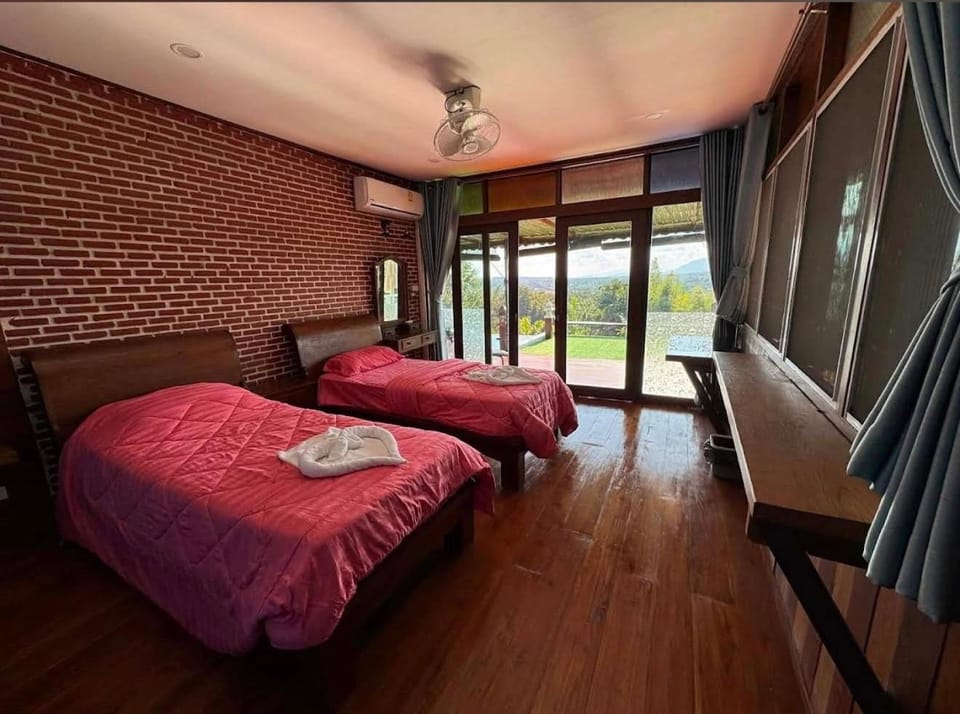 Bed, Bedroom, towels