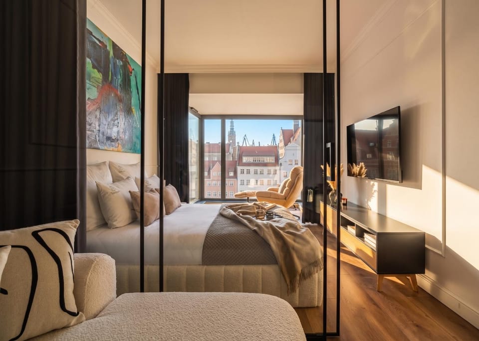 Bed, TV and multimedia, Seating area, Bedroom