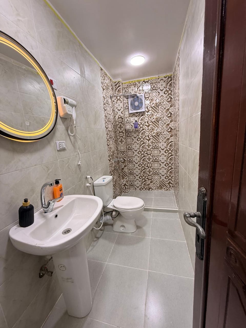 Shower, Toilet, Bathroom, Bath, bidet, towels