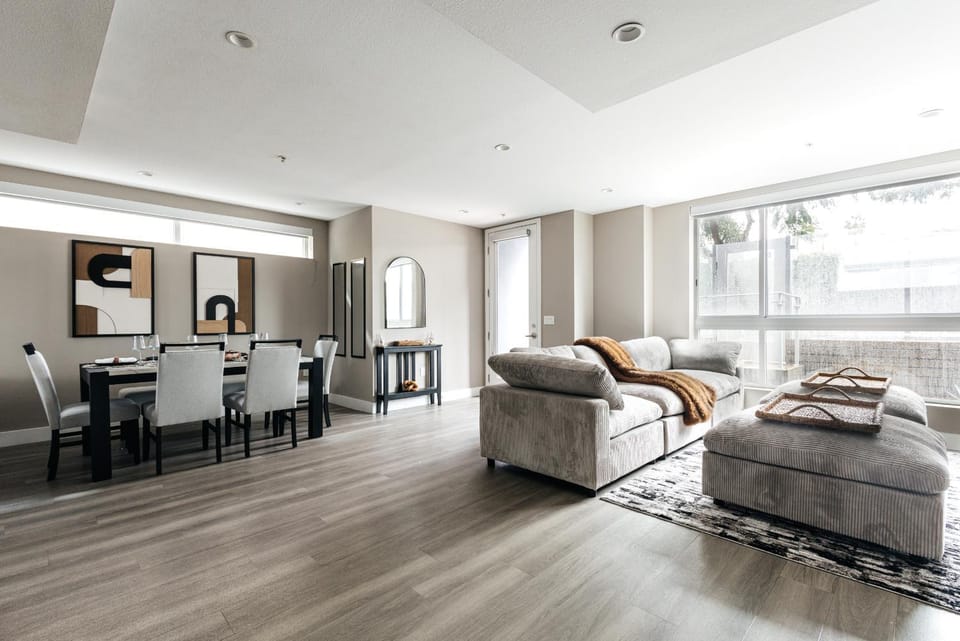 West Hollywood Luxe Townhome Walkable WeHo Avalon Apartment in West Hollywood