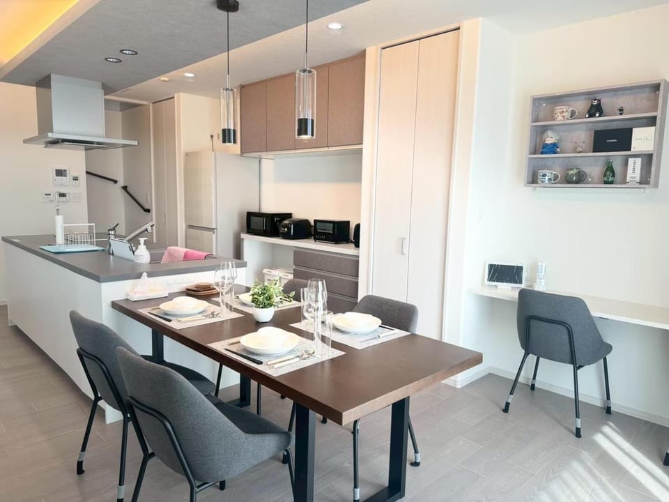 Kitchen or kitchenette, Seating area, Dining area