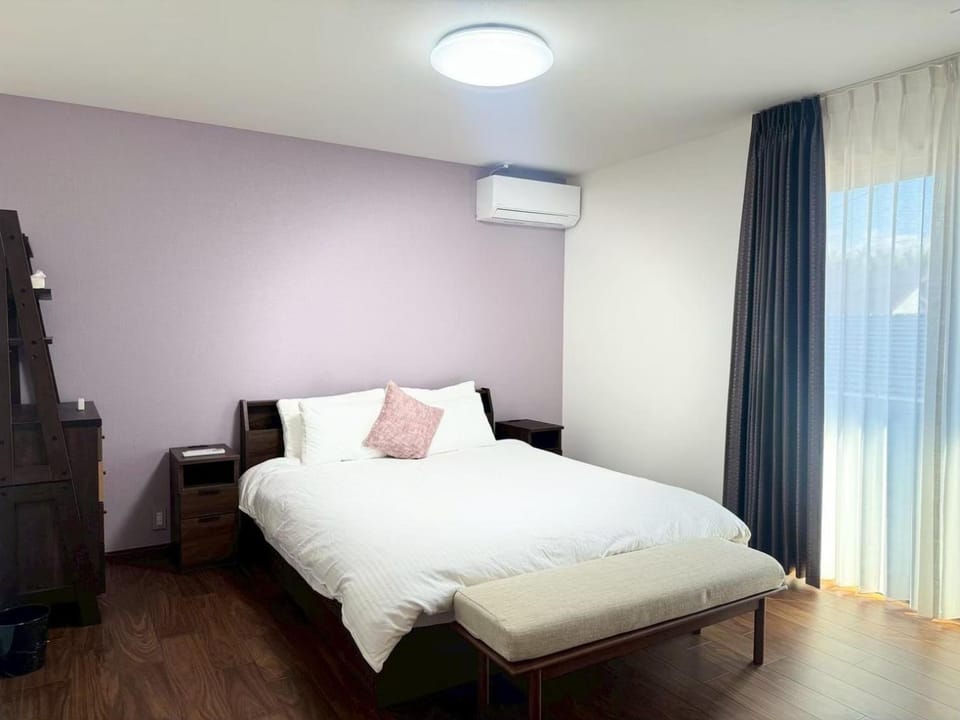 Bed, Bedroom, air conditioner