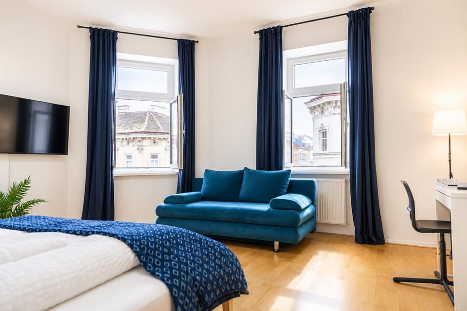 Bed, TV and multimedia, Seating area, Bedroom