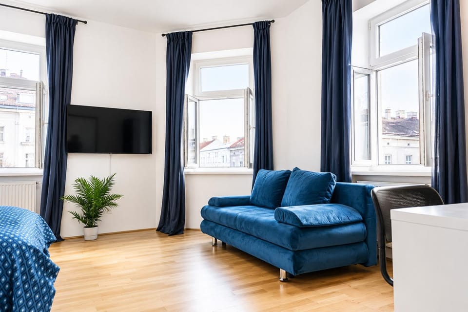 Bed, TV and multimedia, Seating area, Bedroom
