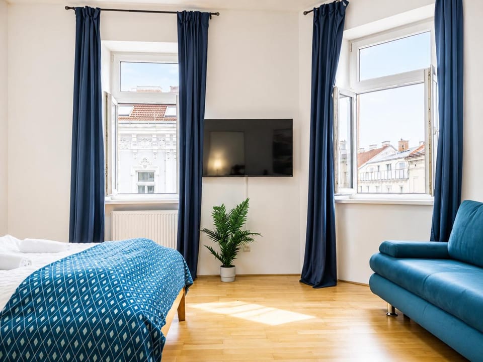 Bed, TV and multimedia, Seating area, Bedroom