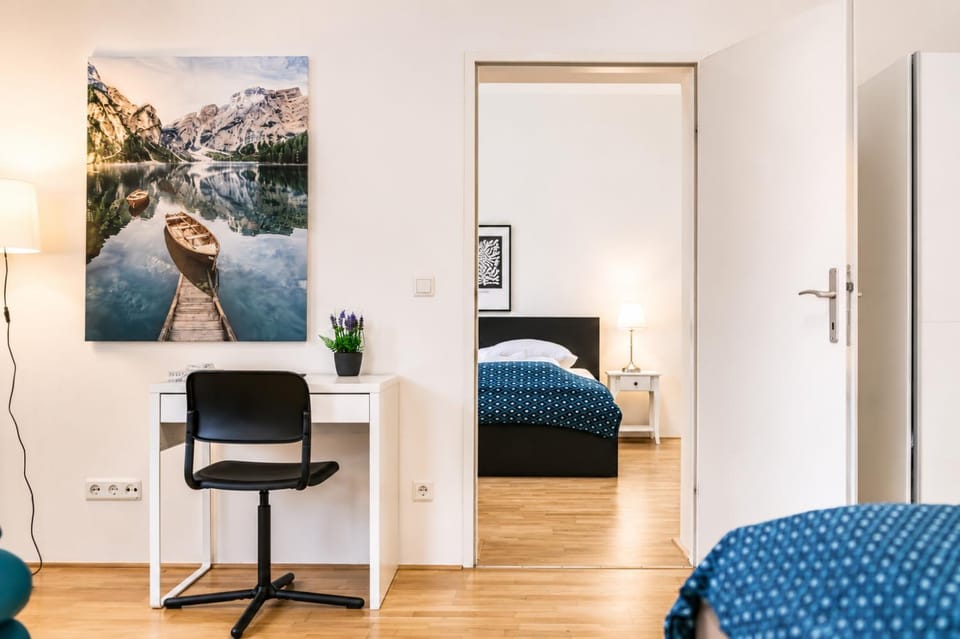 Bed, TV and multimedia, Seating area, Bedroom