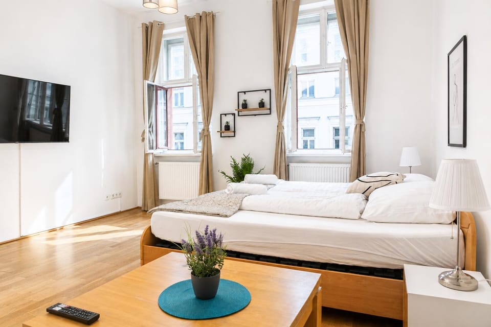 Bed, TV and multimedia, Seating area, Bedroom