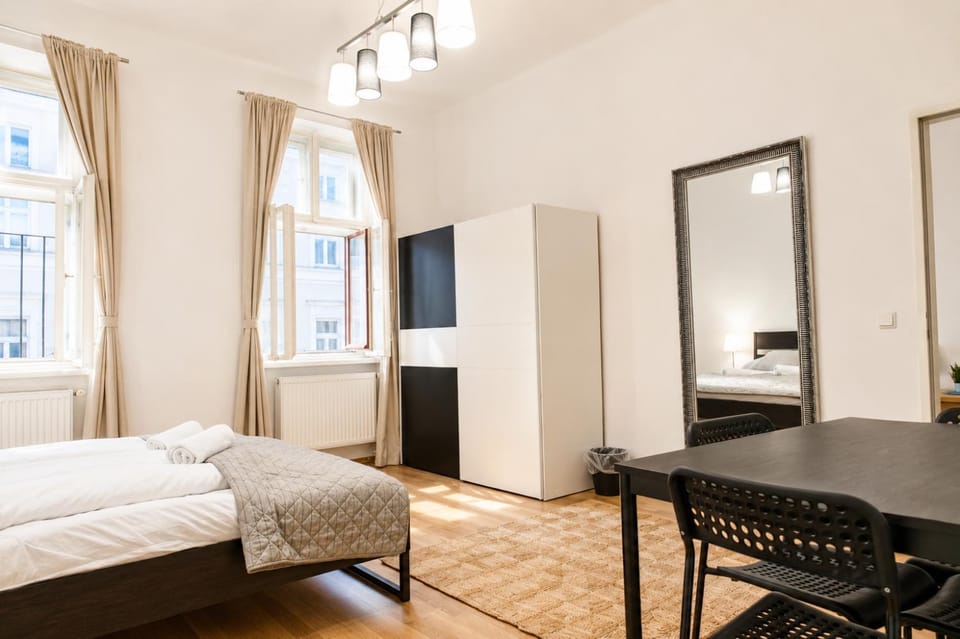Bed, TV and multimedia, Seating area, Dining area, Bedroom, wardrobe