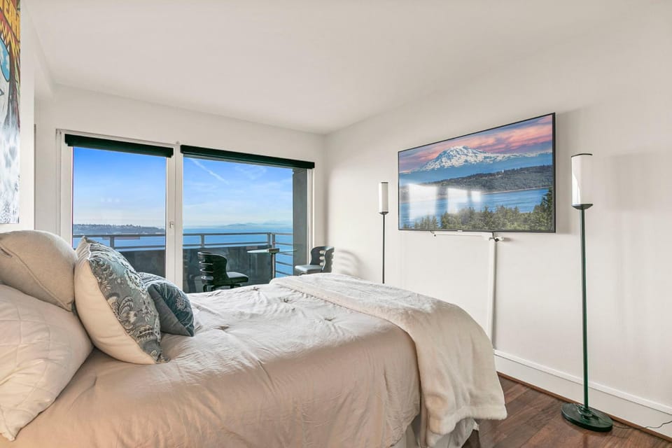 Luxury, ocean view Condo with deck and indoor pool Apartment in Pike Place Market