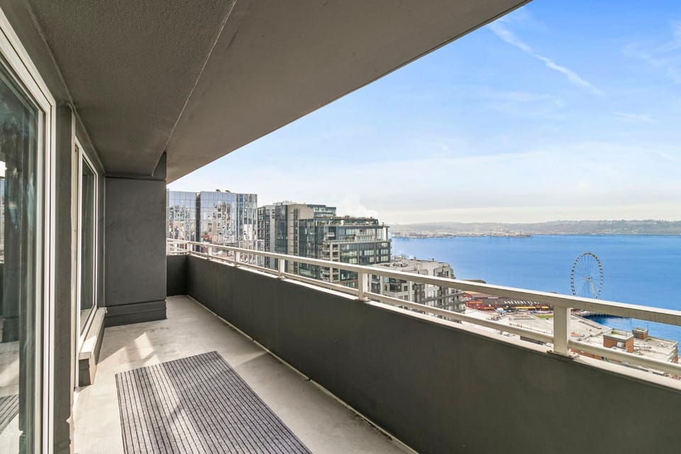 Luxury, ocean view Condo with deck and indoor pool Apartment in Pike Place Market