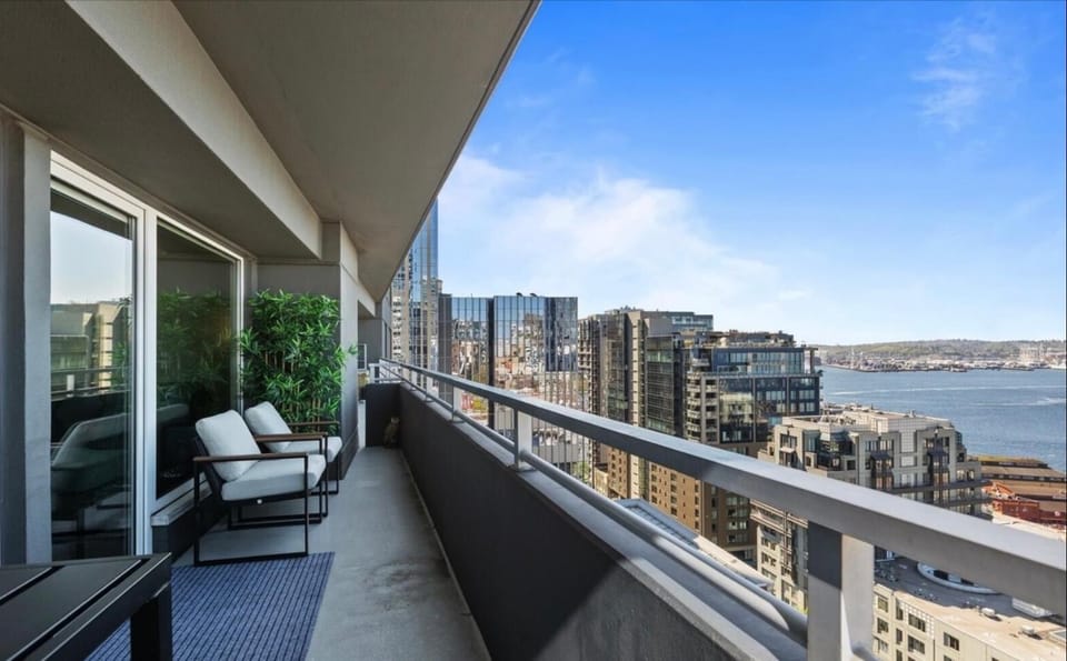 Luxury, ocean view Condo with deck and indoor pool Apartment in Pike Place Market