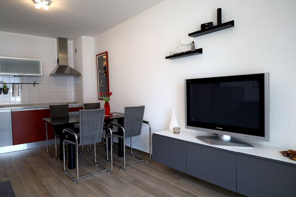 Charmantes Apartment nur 300 Meter zum Strand mit WiFi, Klima, Privatparkplatz Apartment in Istria County