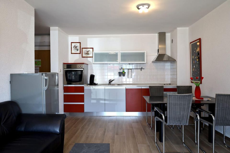 Charmantes Apartment nur 300 Meter zum Strand mit WiFi, Klima, Privatparkplatz Apartment in Istria County