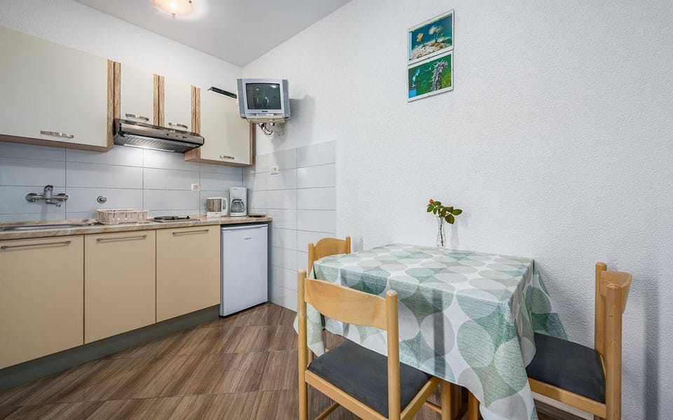 Cozy Apartment nur 500 Meter zum Strand mit Privatparkplatz und Grillbereich Apartment in Istria County