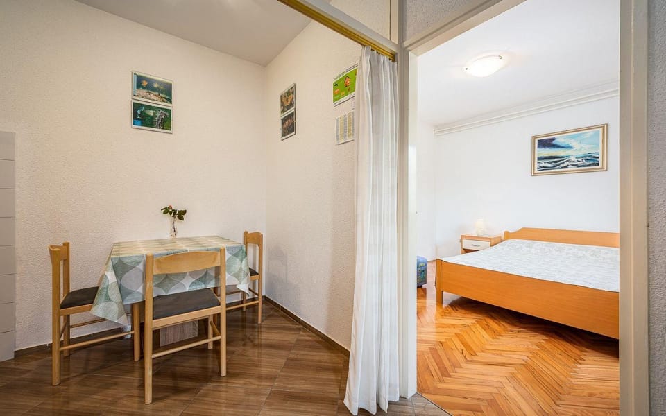 Cozy Apartment nur 500 Meter zum Strand mit Privatparkplatz und Grillbereich Apartment in Istria County