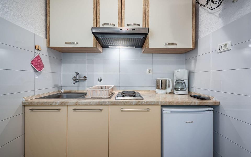 Cozy Apartment nur 500 Meter zum Strand mit Privatparkplatz und Grillbereich Apartment in Istria County