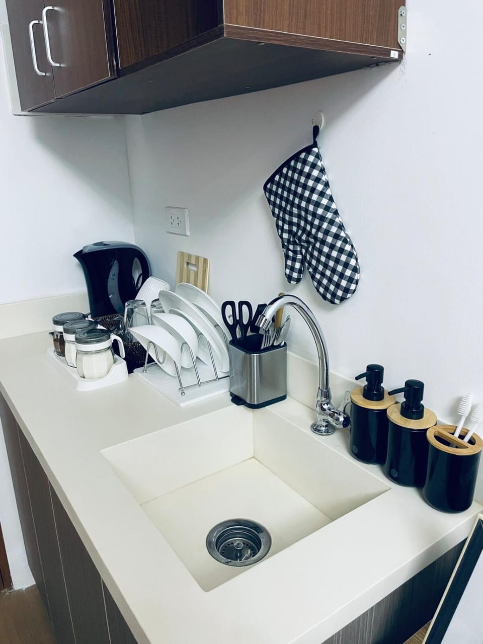 J&J Mactan Stays PS4, Netflix, Pool & Free Parking Apartment in Lapu-Lapu City
