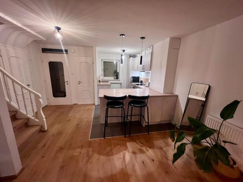 Kitchen or kitchenette, Dining area, minibar