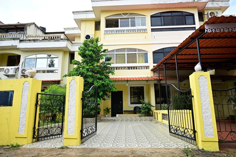 Property building, Facade/entrance, Day, Street view