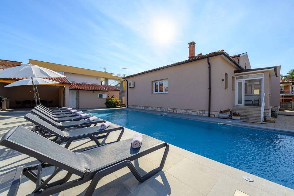 Bezaubernde Villa nur 400 Meter zum Strand mit Privatpool, Parkplatz für 3 Autos, Grill House in Istria County