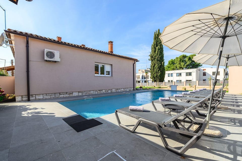 Bezaubernde Villa nur 400 Meter zum Strand mit Privatpool, Parkplatz für 3 Autos, Grill House in Istria County