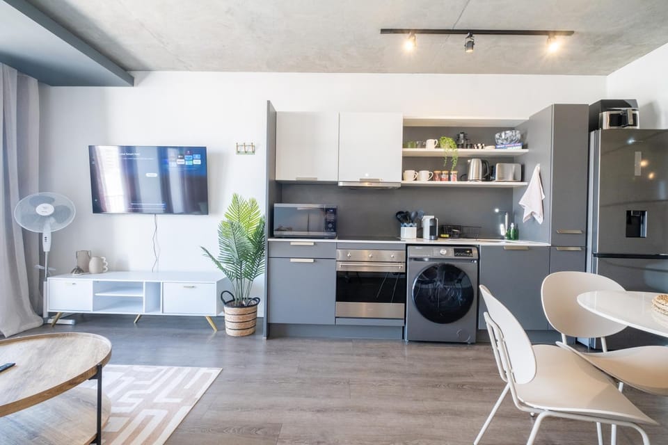 Kitchen or kitchenette, Seating area, Dining area