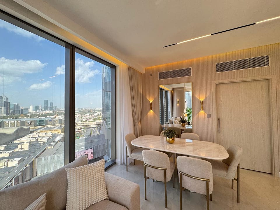 View (from property/room), View (from property/room), Living room, Seating area, Dining area