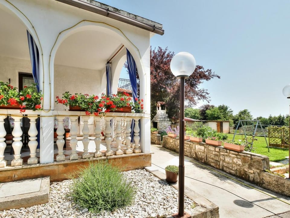 Reizendes Apartment nur 200 Meter zum Strand mit Meerblick, Grill, WiFi Apartment in Istria County