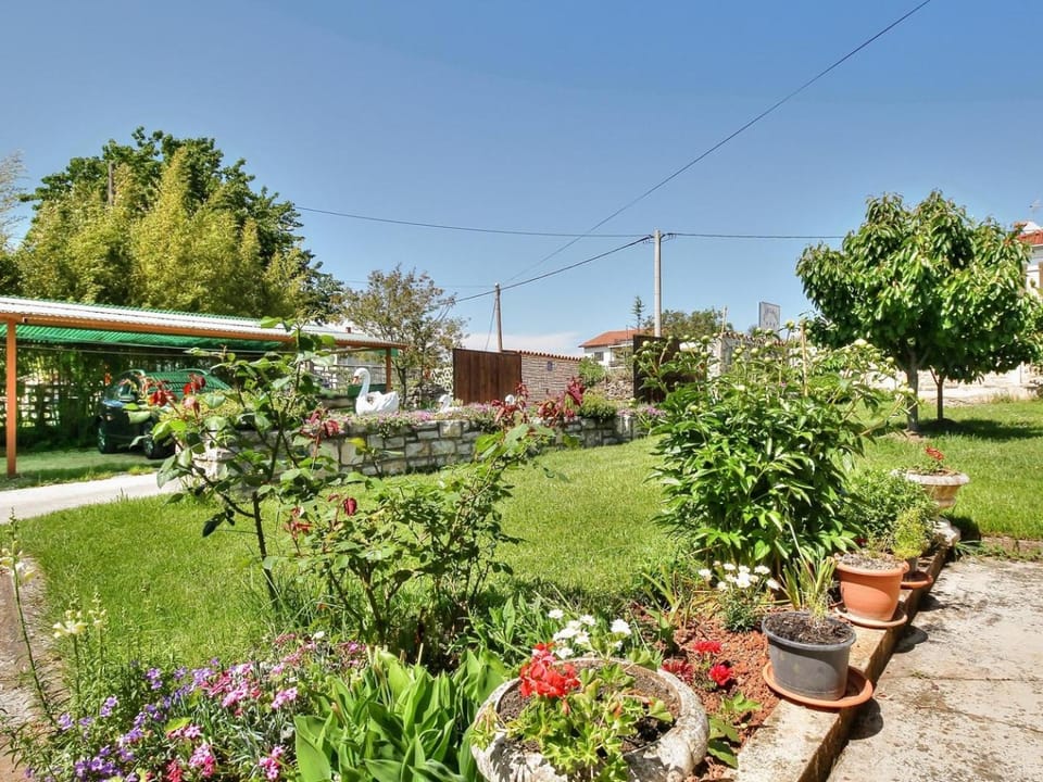 Reizendes Apartment nur 200 Meter zum Strand mit Meerblick, Grill, WiFi Apartment in Istria County