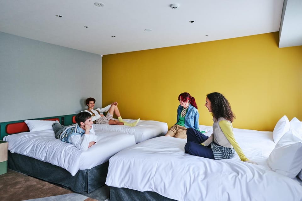 Bed, People, Photo of the whole room, Bedroom, group of guests