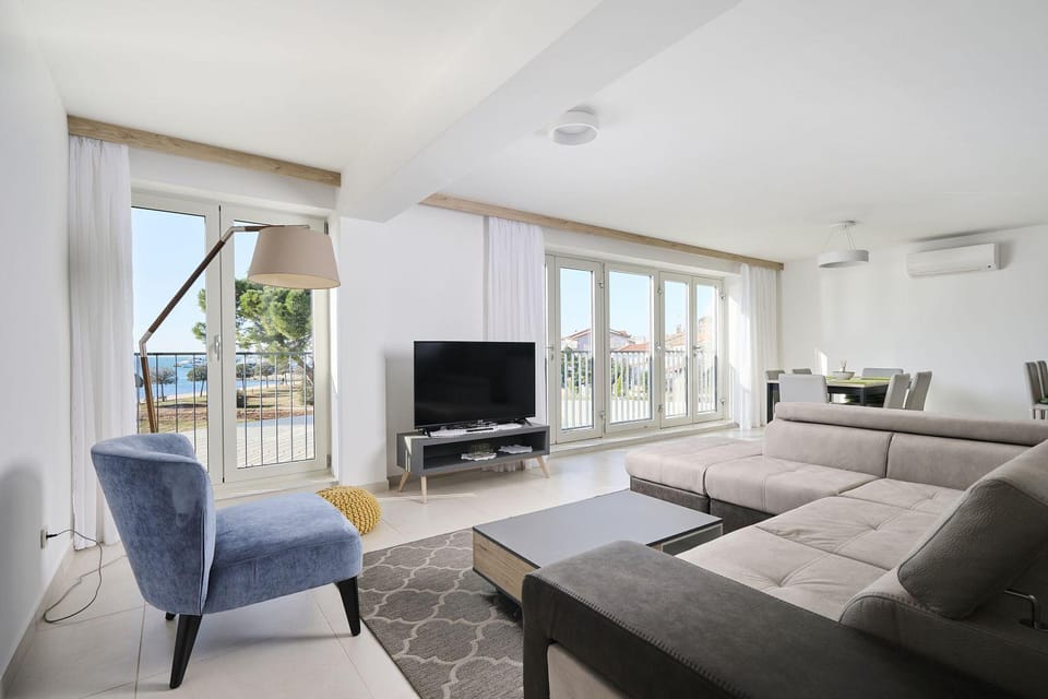 Luxusapartment mit Meerblick, Pool und Garage Apartment in Istria County