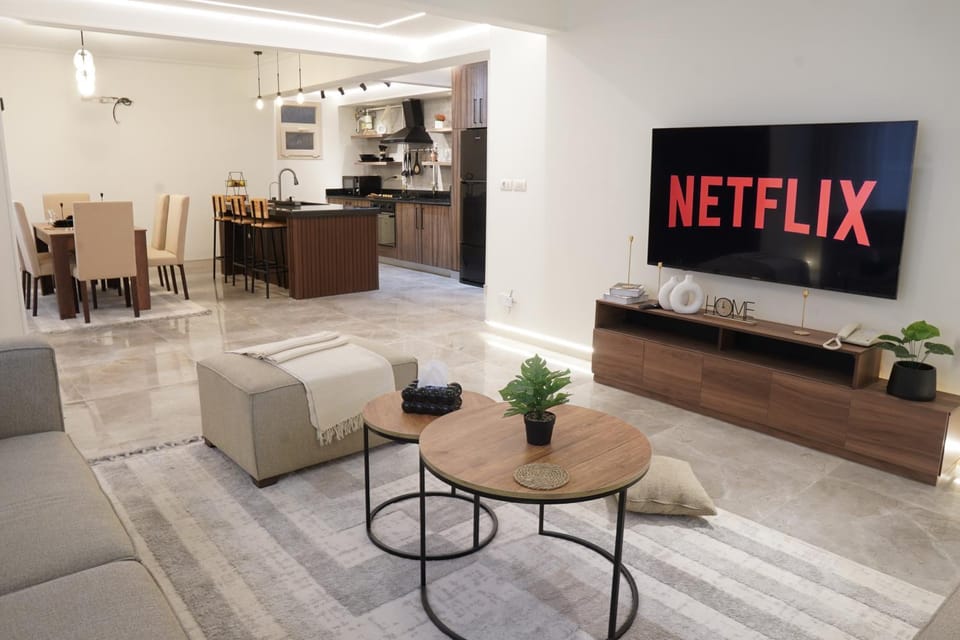 TV and multimedia, Living room, Seating area, Dining area