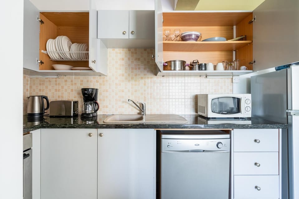 Coffee/tea facilities, dishwasher, microwave, oven, stove, toaster, kitchen