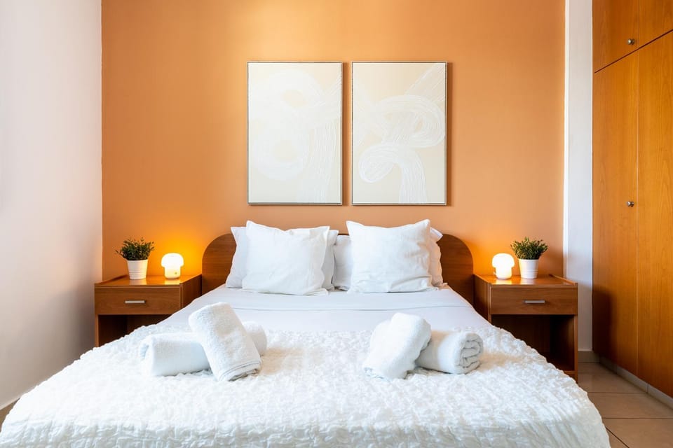 Bed, Decorative detail, Bedroom, towels, wardrobe