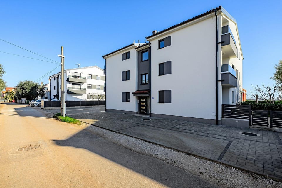 Traumhaftes Apartment nur 850 Meter zum Sandstrand mit Waschmaschine Apartment in Istria County