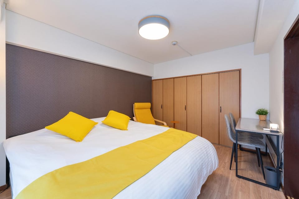 Bed, Dining area, Bedroom, wardrobe