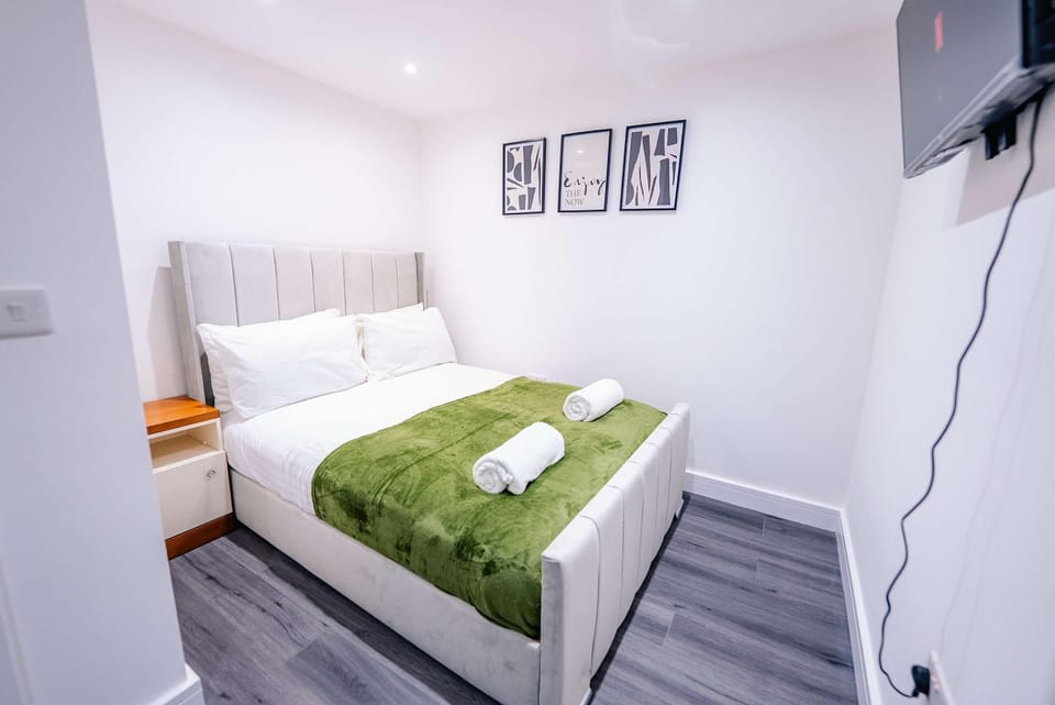 Bed, TV and multimedia, Photo of the whole room, Bedroom, towels