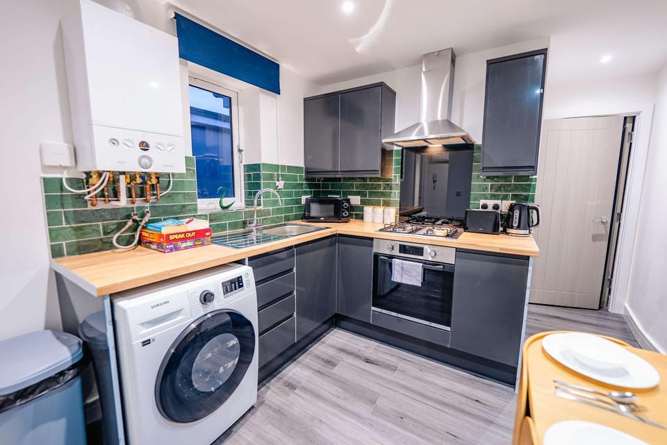 Kitchen or kitchenette, oven, stove, toaster, washing machine