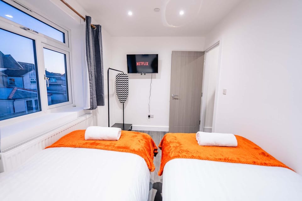 Bed, TV and multimedia, Photo of the whole room, Bedroom