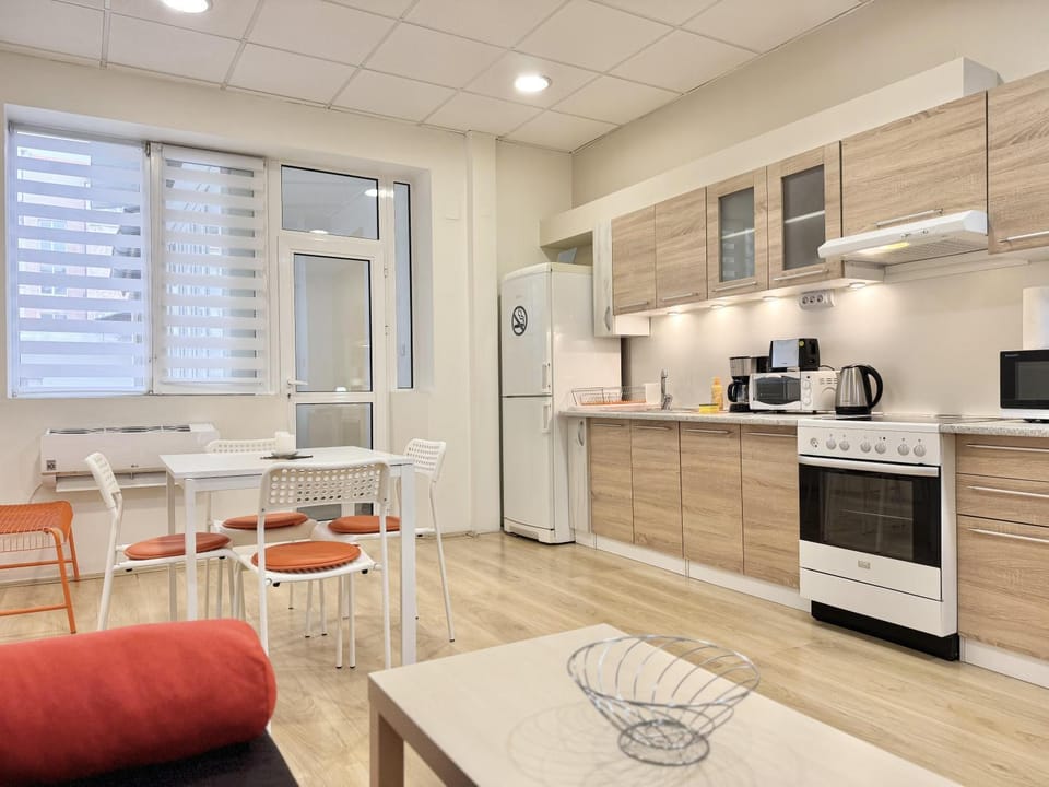 Kitchen or kitchenette, Living room, Seating area, Dining area, oven