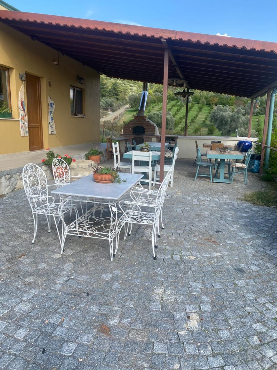 Restaurant/places to eat, BBQ facilities, Communal kitchen, Entertainment