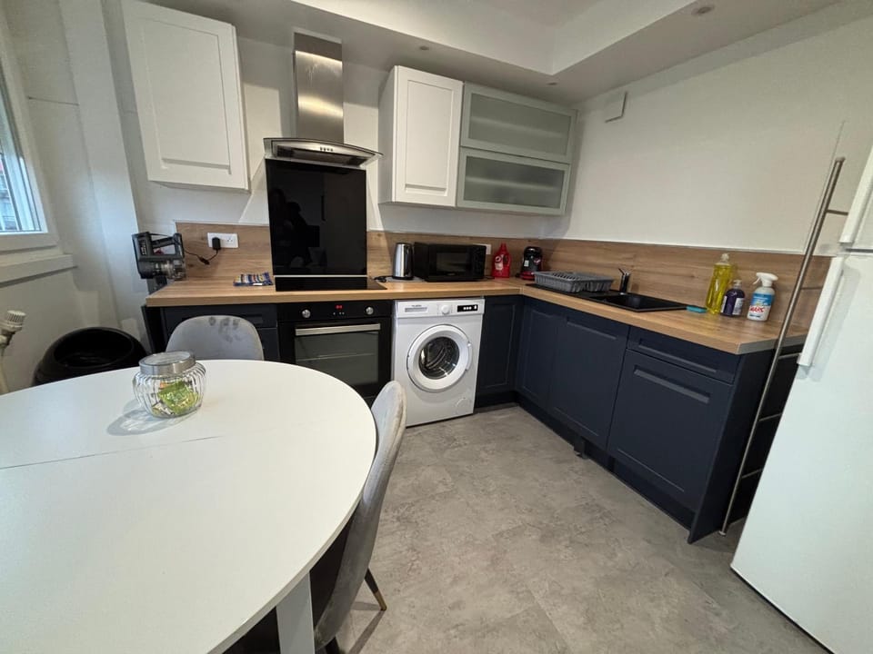 Kitchen or kitchenette, oven, washing machine