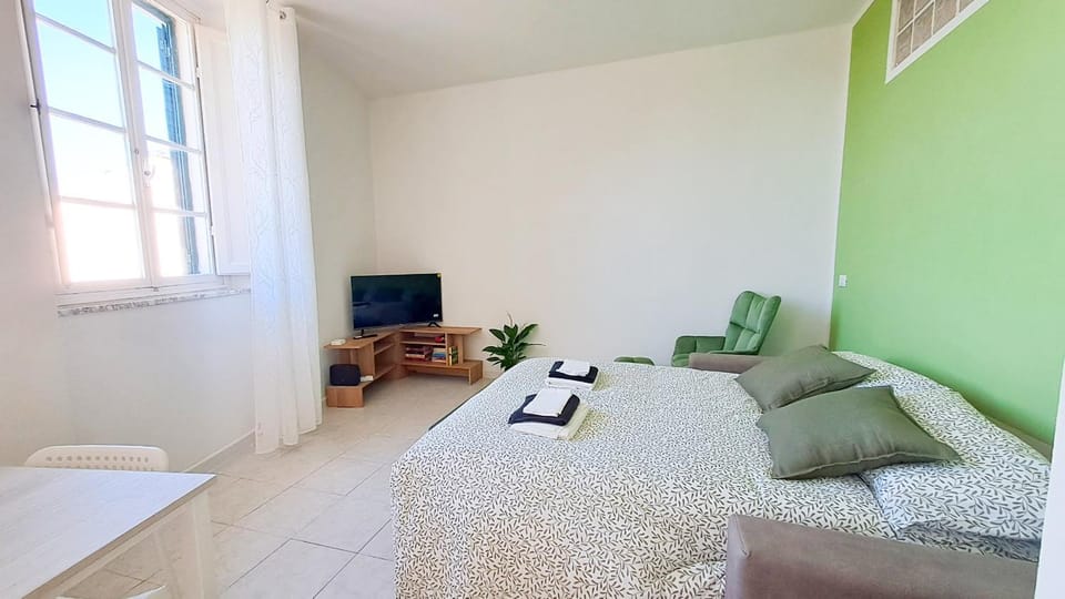 Bed, TV and multimedia, Living room, Seating area