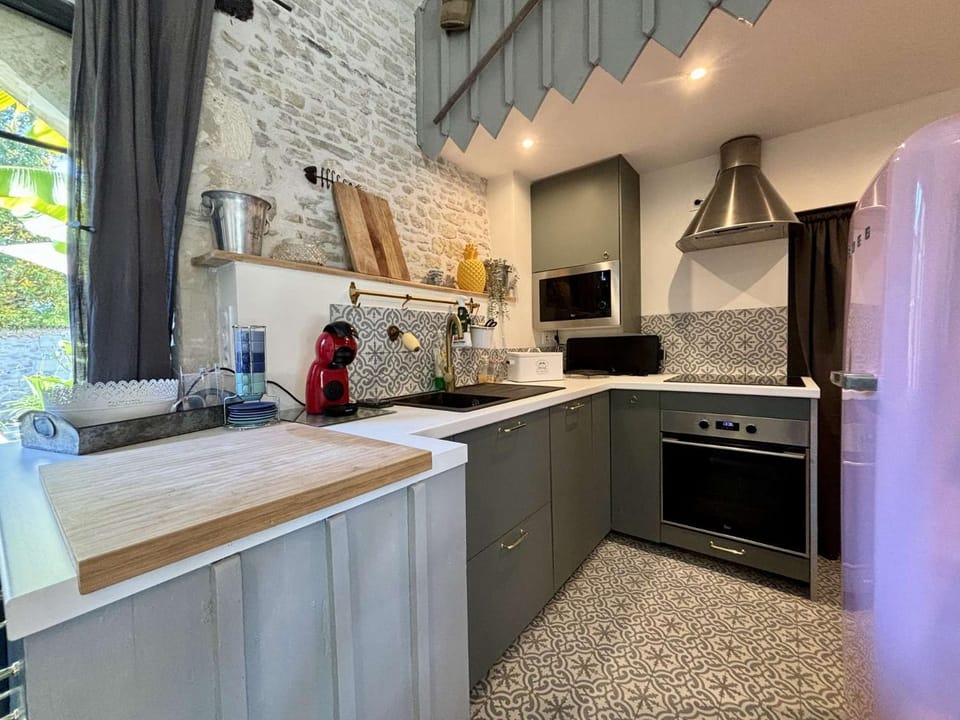 Kitchen or kitchenette, dishwasher, oven